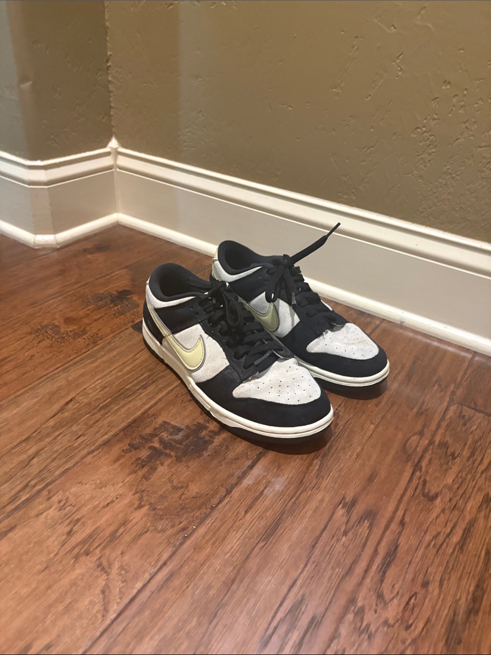 Nike Men’s Low-Top Sneakers in Black, White & Pale Yellow